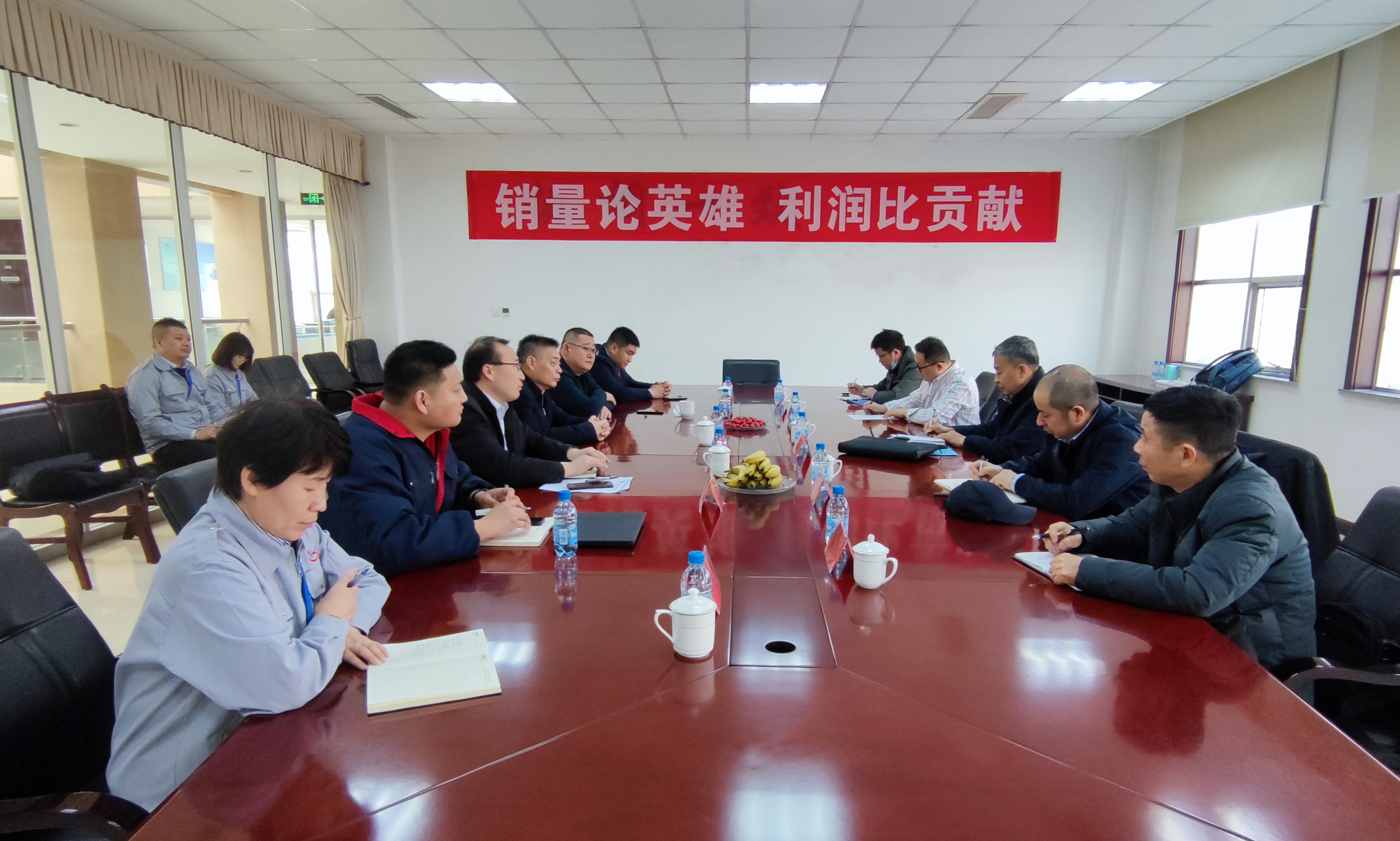 中國(guó)有色金屬加工工業(yè)協(xié)會(huì)秘書長(zhǎng)靳海明一行來(lái)裕航合金公司參觀座談