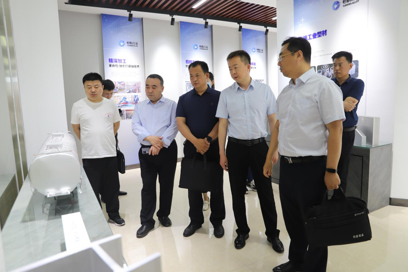 濱州市工業(yè)和信息化局副局長(zhǎng)雷燦來山東三星集團(tuán)調(diào)研