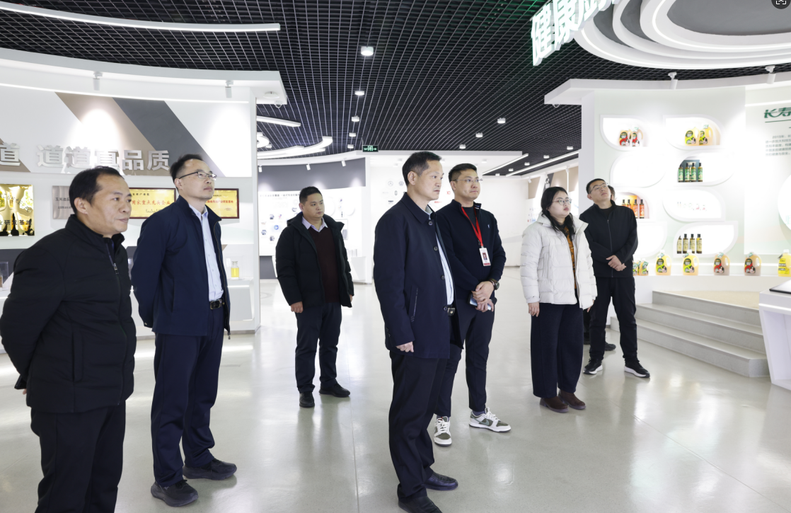 山東“產(chǎn)業(yè)第一鎮(zhèn)”城鎮(zhèn)品牌共創(chuàng)簽約會與會代表來山東三星集團參觀考察