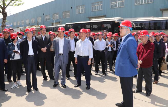 2018“走進(jìn)山東特色產(chǎn)業(yè)鎮(zhèn)”啟動(dòng)儀式與會(huì)嘉賓、媒體采訪團(tuán)來三星集團(tuán)參觀考察